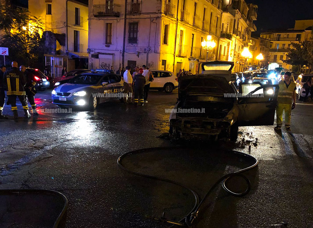 Lamezia Auto In Fiamme Nella Notte In Piazza Mercato Vecchio Il