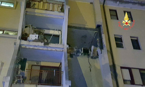 Esplosione sventra appartamento a Crotone: almeno due vittime Esplosione sventra appartamento a Crotone: almeno due vittime