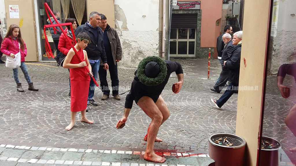 Il Sabato Santo A Nocera Terinese Con Il Rito Dei Vattienti Il