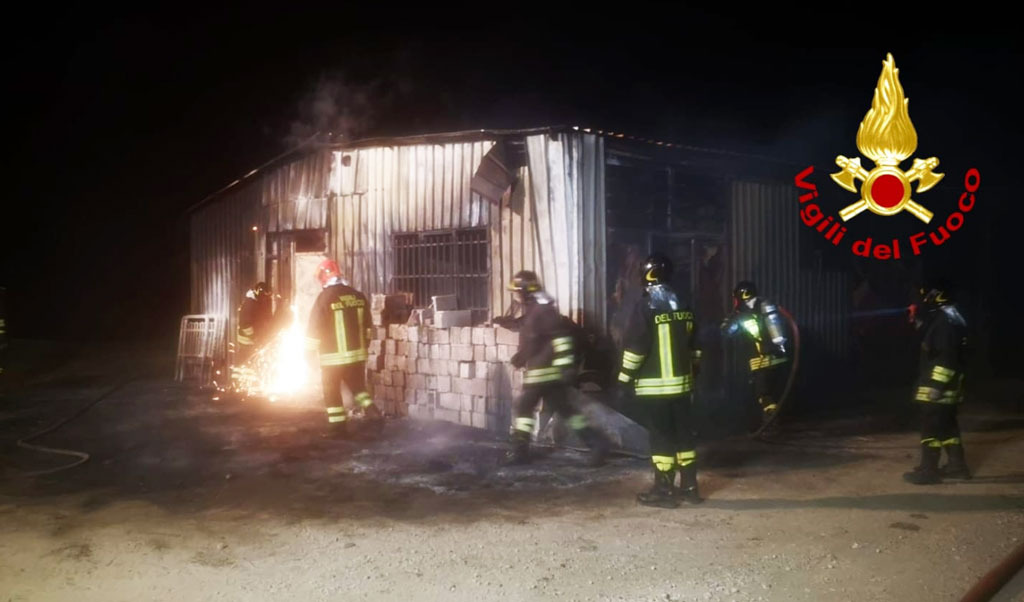 In Fiamme Capannone A Borgia Indagini Il Lametino It