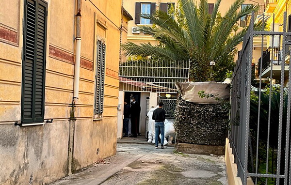 Cadavere Trovato In Casa A Reggio Segni Di Ferite Da Taglio Il