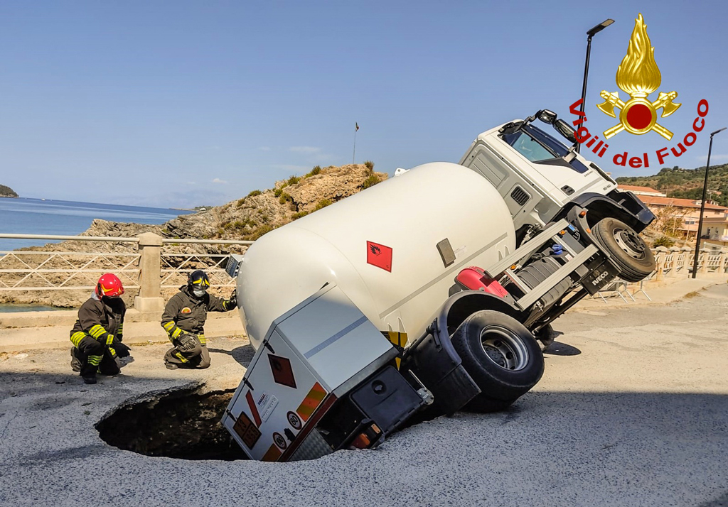 Autocisterna Carica Di Gpl Finisce In Voragine Sul Lungomare Di