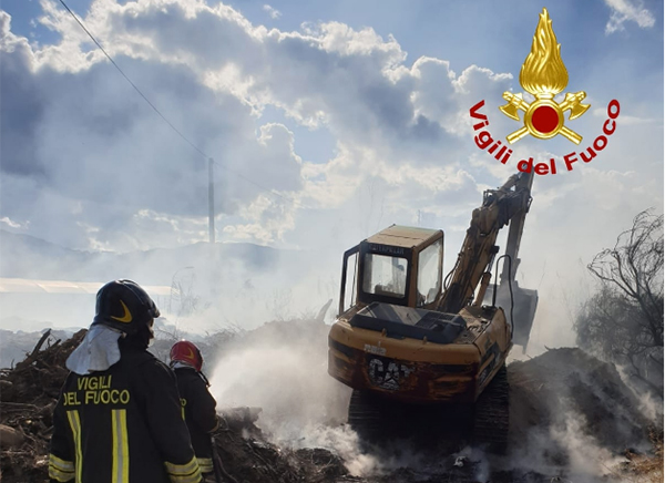 Incendio In Discarica Abusiva Tra I Comuni Di Davoli E San Sostene - Il ...