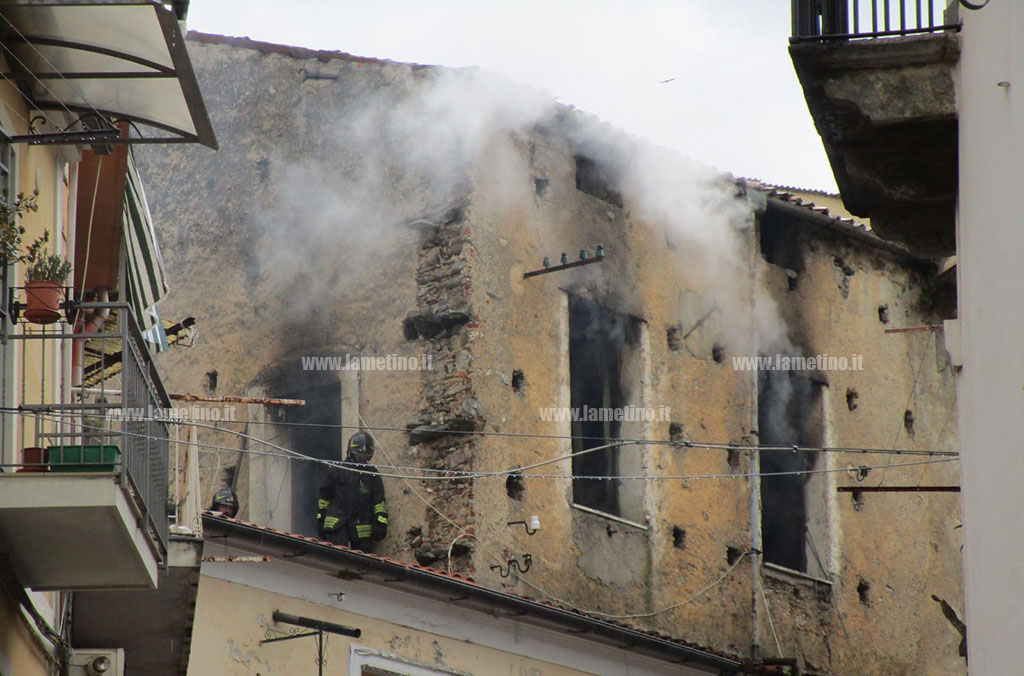 Lamezia In Fiamme Rudere Abbandonato Intervento Dei Vigili Del Fuoco