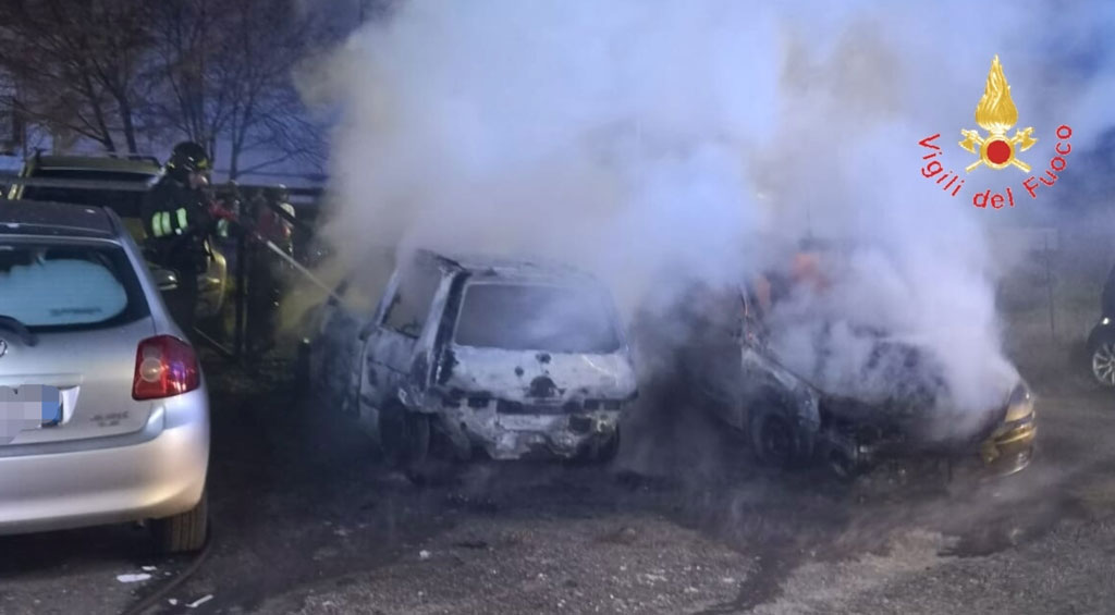 Diverse Auto In Fiamme Nella Notte A Catanzaro Avviate Indagini Il