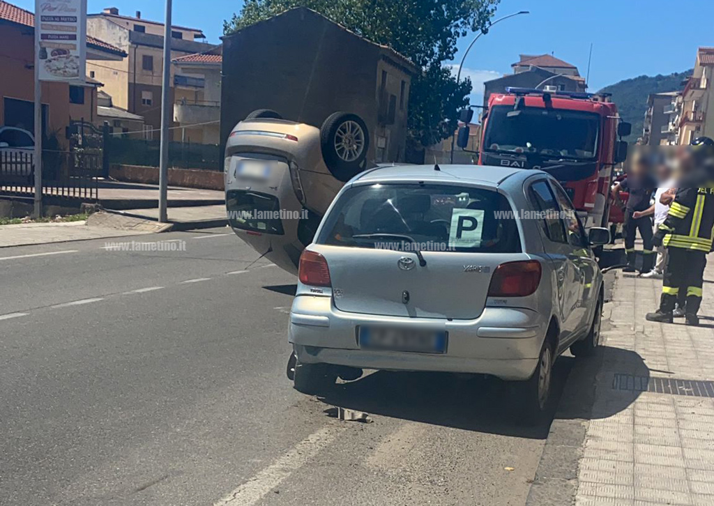 Lamezia Scontro Tra Due Auto Su Via Marconi Una Si Ribalta Il