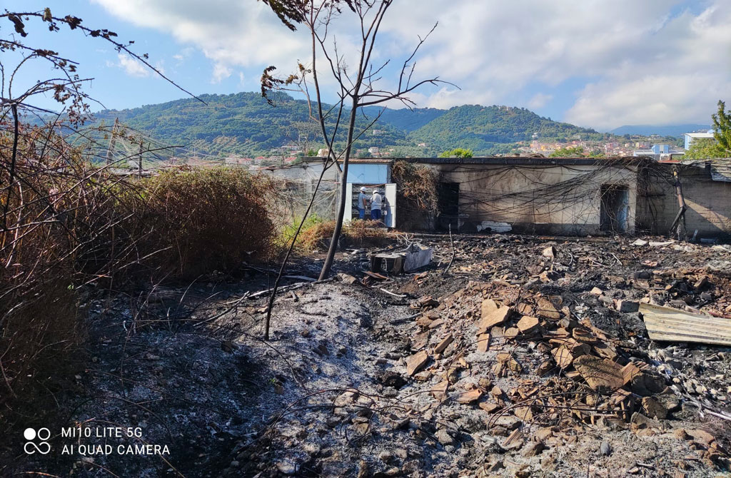 Lamezia In Fiamme Vegetazione E Sterpaglie Tra Campo Rom E Ospedale