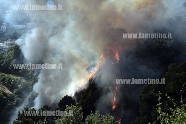 Lamezia Vasto incendio nella zona di Magolà il Lametino it