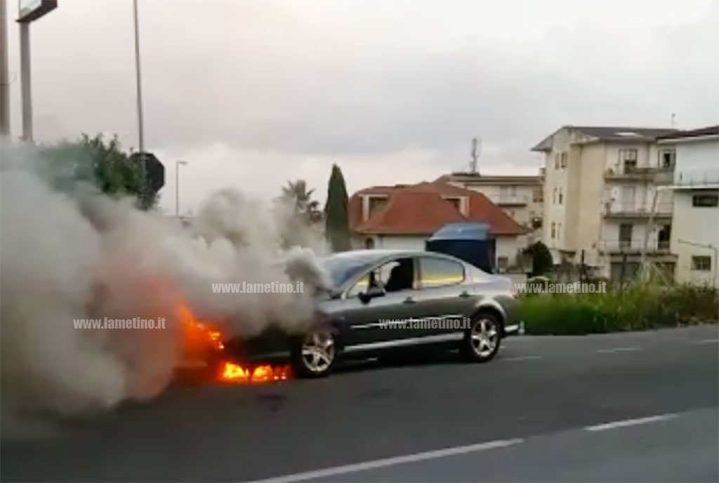 Lamezia Auto In Fiamme Su Via Marconi Intervengono Vigili Del Fuoco