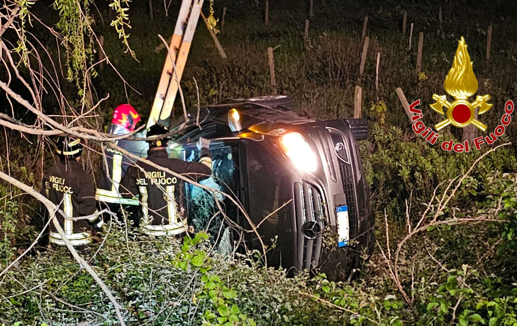 Esce Fuori Strada Con Auto E Si Ribalta Nel Crotonese Ferito Anche Un