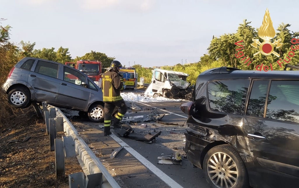 Scontro Tra Auto E Furgone Sulla SS18 Tirrena Inferiore Un Morto E Un