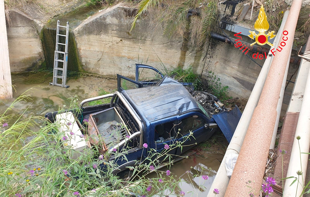 Auto Finisce Fuori Strada Sulla 106 A Crotone Tre Morti E Un Ferito