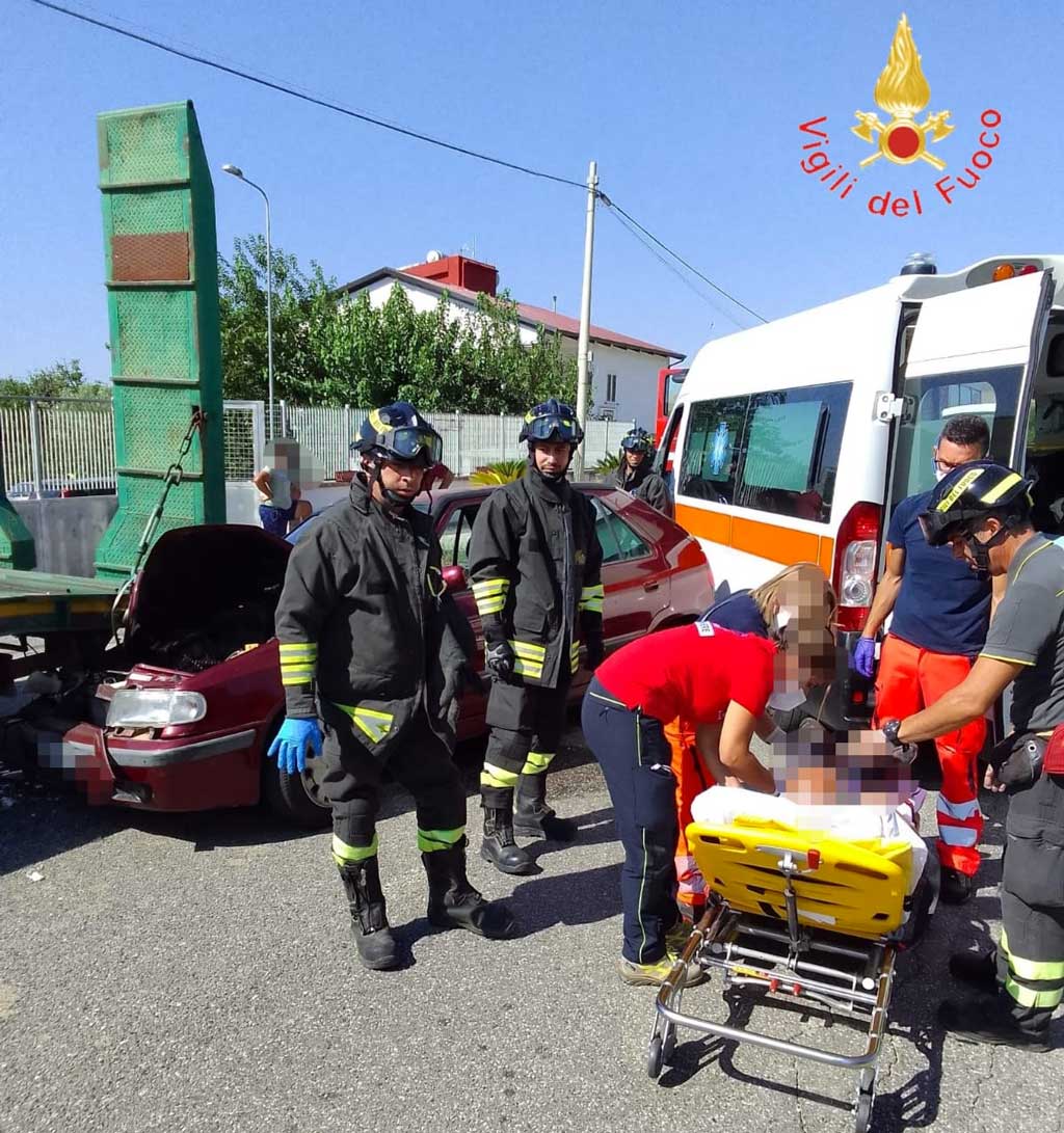 Perde Controllo Auto E Finisce Contro Semirimorchio Carrellone In Sosta