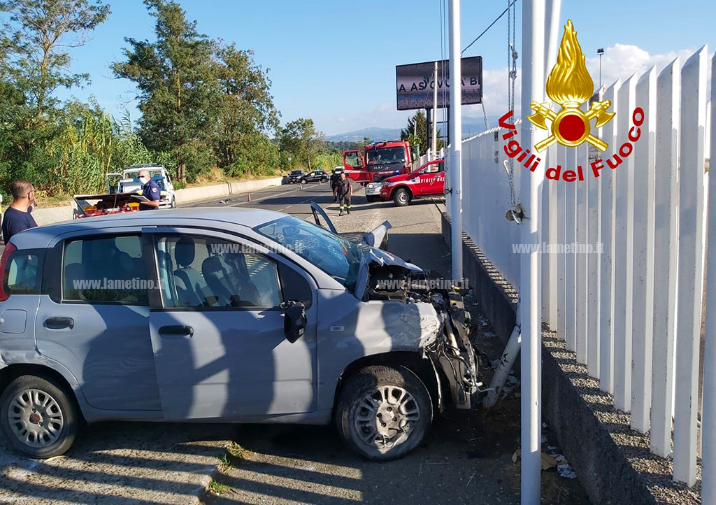 Lamezia Scontro Tra Auto E Pulmino Su Via Del Progresso Un Ferito