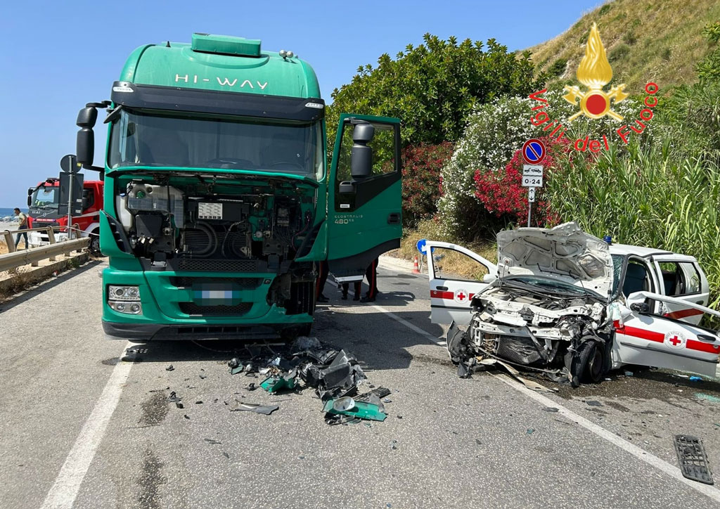 Scontro Tra Tir E Auto Della Croce Rossa Ad Amantea Cinque Feriti Uno