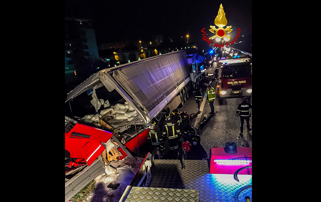 Incidente Stradale Tra Autocarro Ed Autoarticolato Sull A Nel