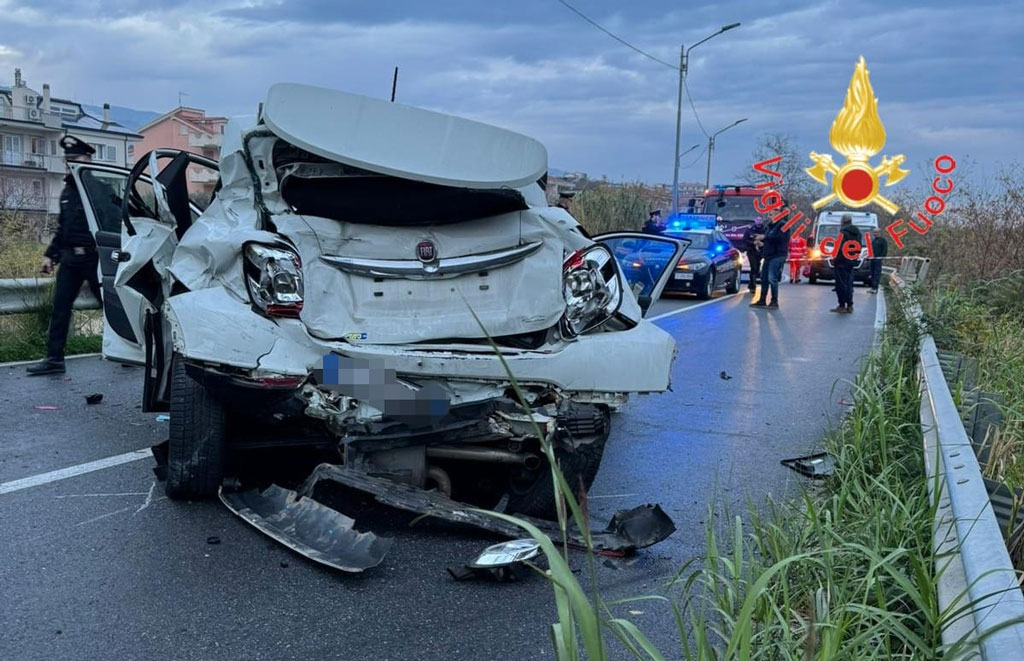 Grave Incidente Sulla Statale 106 A Badolato Tra Auto E Bus Un Morto E