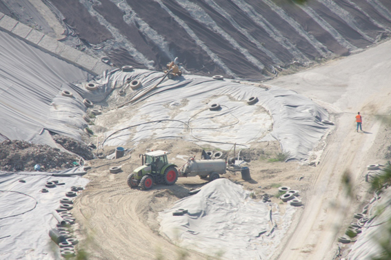 interno_discarica_pianopoli_agosto_2011_lavori.jpg