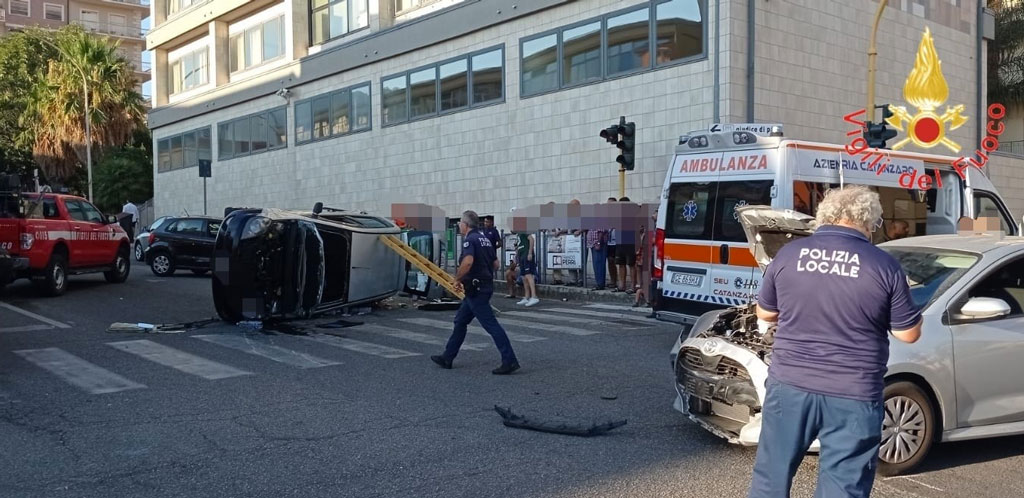 Lamezia Scontro In Via Da Vinci Una Delle Due Auto Si Ribalta Un