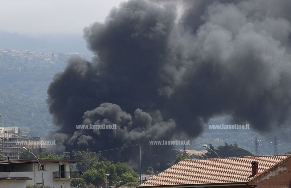 Lamezia Ennesimo Incendio A Scordovillo Fumo Nero E Forte Odore Acre