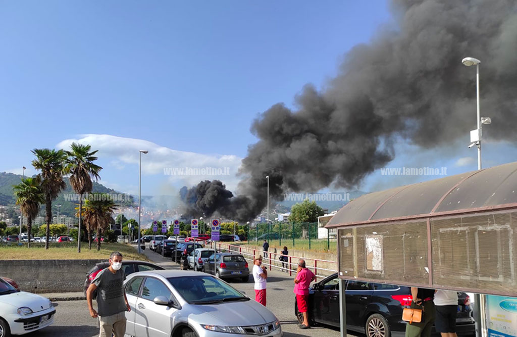 Lamezia Incendio Di Rifiuti A Scordovillo Fumo Invade Anche Ospedale