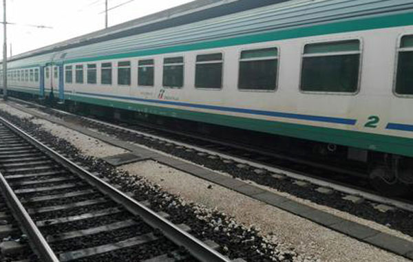 Treno deraglia nel cosentino, un ferito Treno deraglia nel cosentino, un ferito