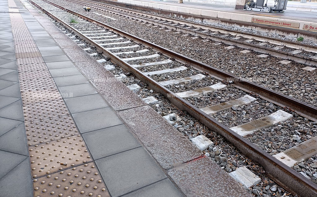 Binari-ferrovia-stazione-centrale-lamezia-maggio-2023_36b20_8e6c6.jpg