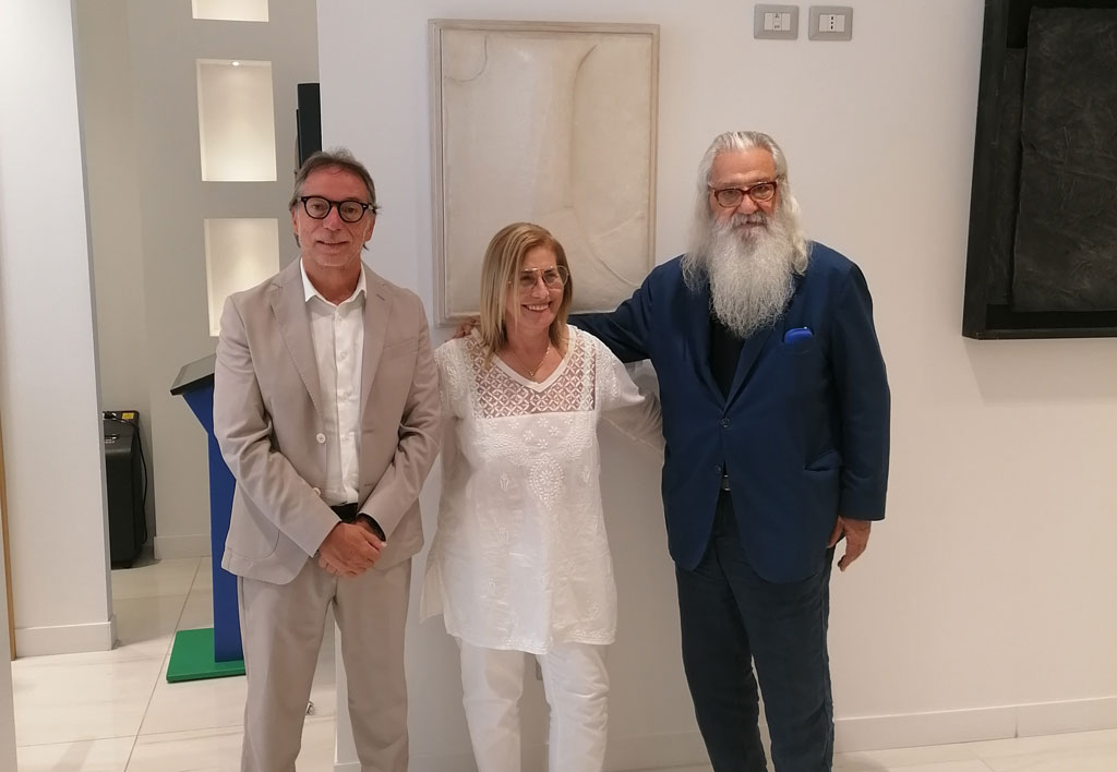 Caridi-Coltellaro-Marra-durante-una-visita-dellartista-alla-mostra-a-fine-agosto_3e20a.jpg