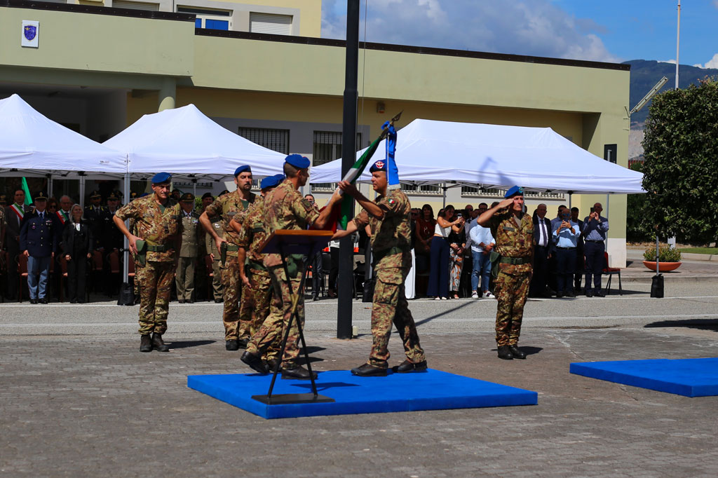 Consegna-della-Bandiera-di-Guerra-al-Comandante-subentrante-2_96feb.jpg