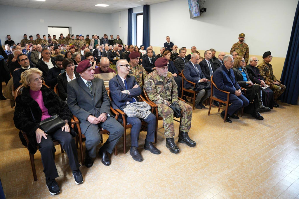 Foto-n-4-Autorit-militari-e-civili-presenti-aula-magna-della-Caserma-Pepe-Bettoja-del-Comando-Militare-Esercito-Calabria-al-Sergente-Maggiore-Aiutante-Gianluca-Spina_068dd.jpg