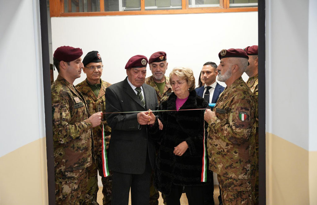 Foto-n-5-Taglio-del-nastro-per-lintitolazione-dellaula-magna-della-Caserma-Pepe-Bettoja-del-Comando-Militare-Esercito-Calabria-al-Sergente-Maggiore-Aiutante-Gianluca-Spina_137cf.jpg