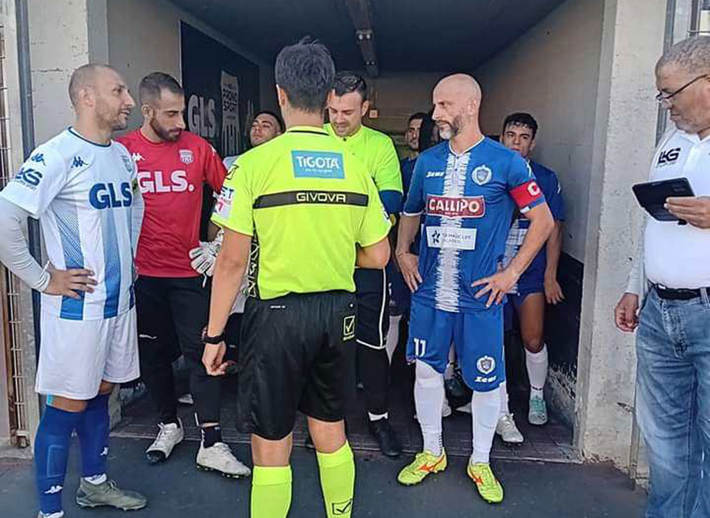 Promosport-Lamezia-e-Pizzo-assieme-allarbitro-mentre-si-apprestano-ad-entrare-in-campo_85f30.jpg