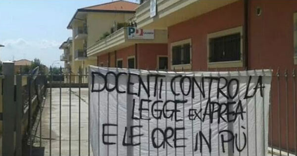 Protesta-insegnanti-legge-aprea-sede-pd.jpg