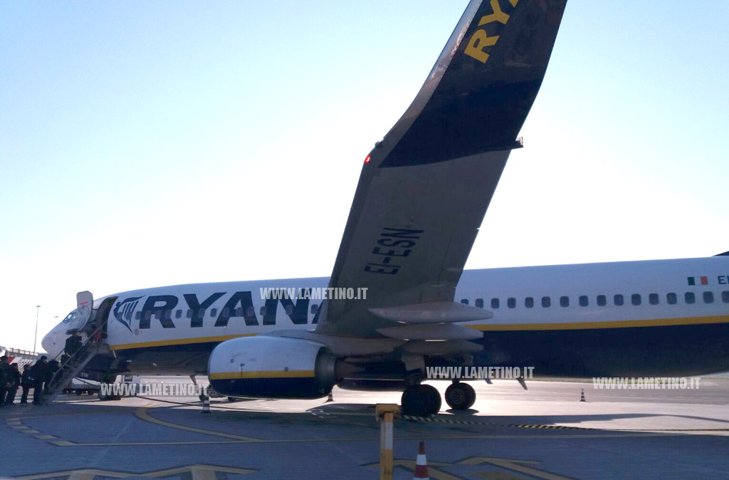 aereo-ryanair-in-pista-Lamezia-aeroporto-2017_f29a7_b9b0a_2e46d.jpg