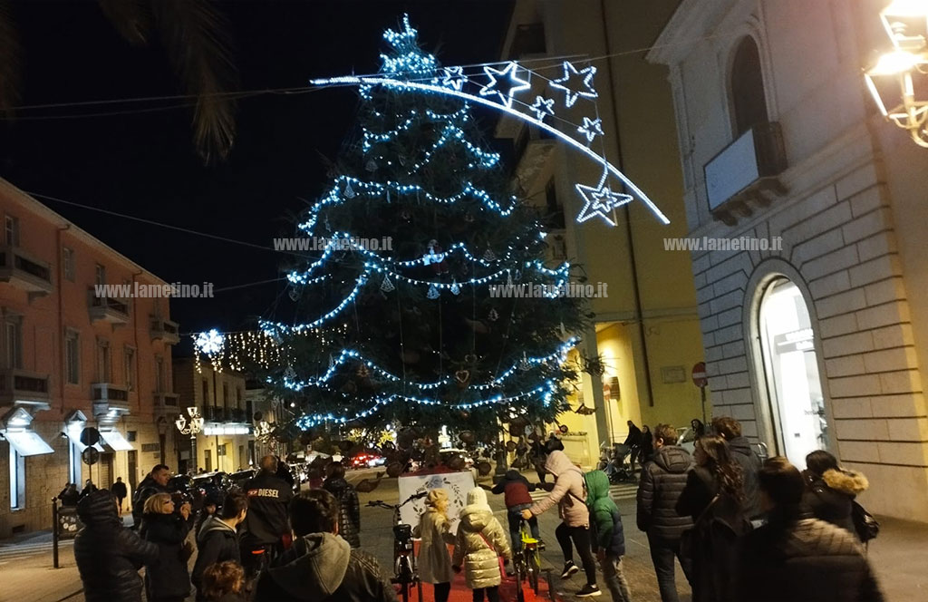 albero-natale-in-centro_755a9.jpg