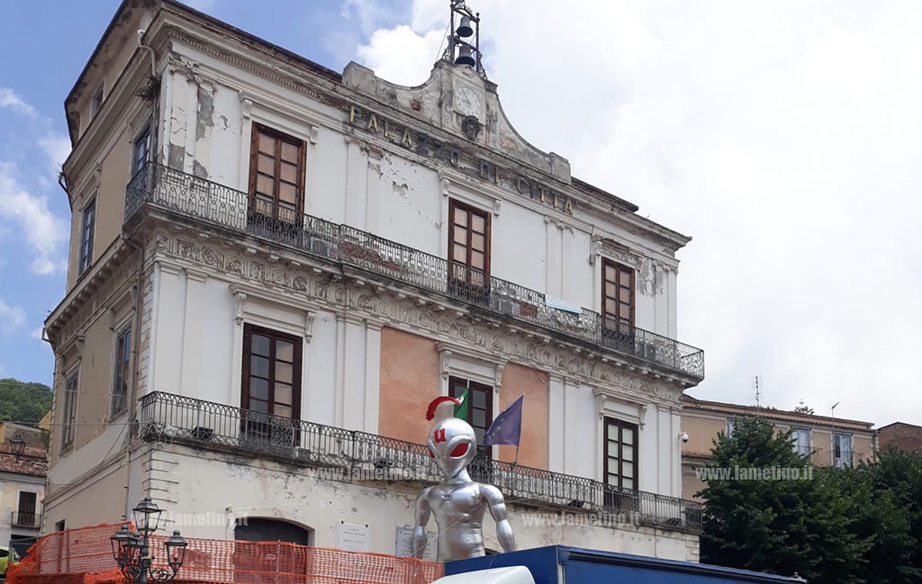 Invasione aliena in città”: installate sagome giganti per l'inizio di  'Lamezia in festa' - il