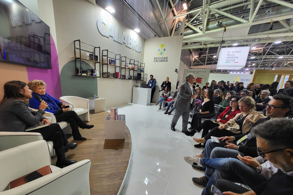 Lo Stand Della Calabria Tra I Più Visitati Al Salone Del Libro. Princi ...