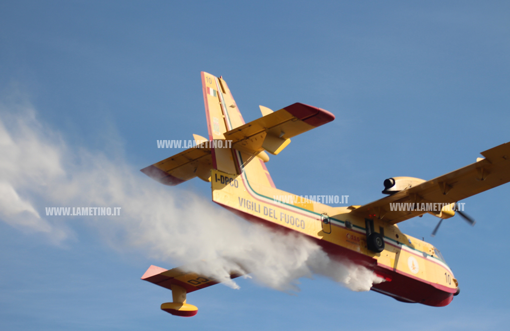 canadair1_b9c1b_b3c0c.jpg