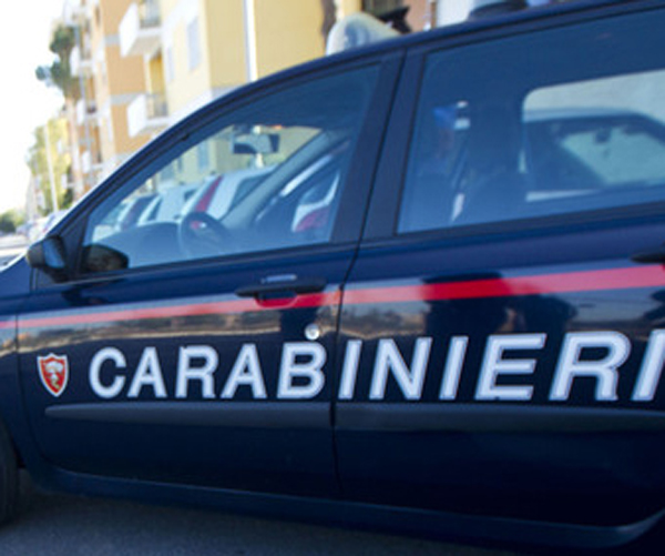 carabinieri-fiancata-auto_b_08ae5.jpg