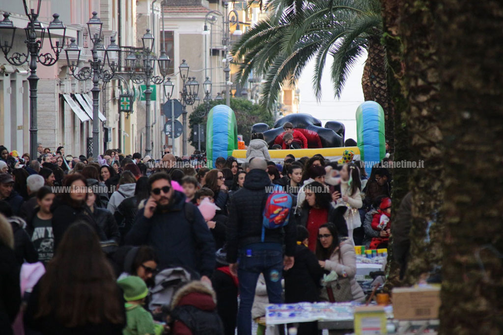 Lamezia: maschere, allegria e colori invadono la città e salutano il  Carnevale 2023 - il