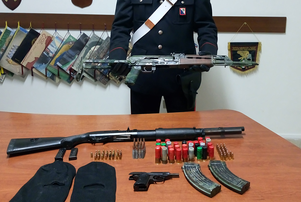 Fucile e kalashnikov in casa, arrestato 46enne nel crotonese - il