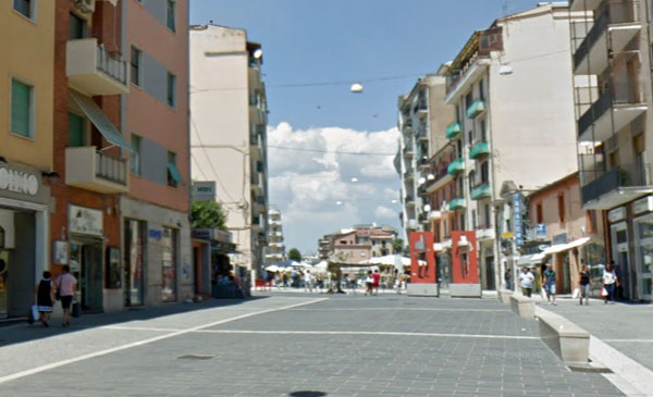 Tenta Rapina In Banca A Cosenza Messo In Fuga Dai Clienti Il Lametinoit 8850