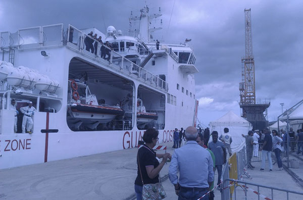 Nave Guardia Costiera Sbarca A Reggio Con 413 Migranti A Bordo Il