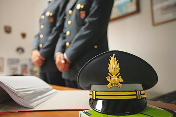 guardia-di-finanza-generica-cappello_9b89d_9612d_4267b_409e4.jpg