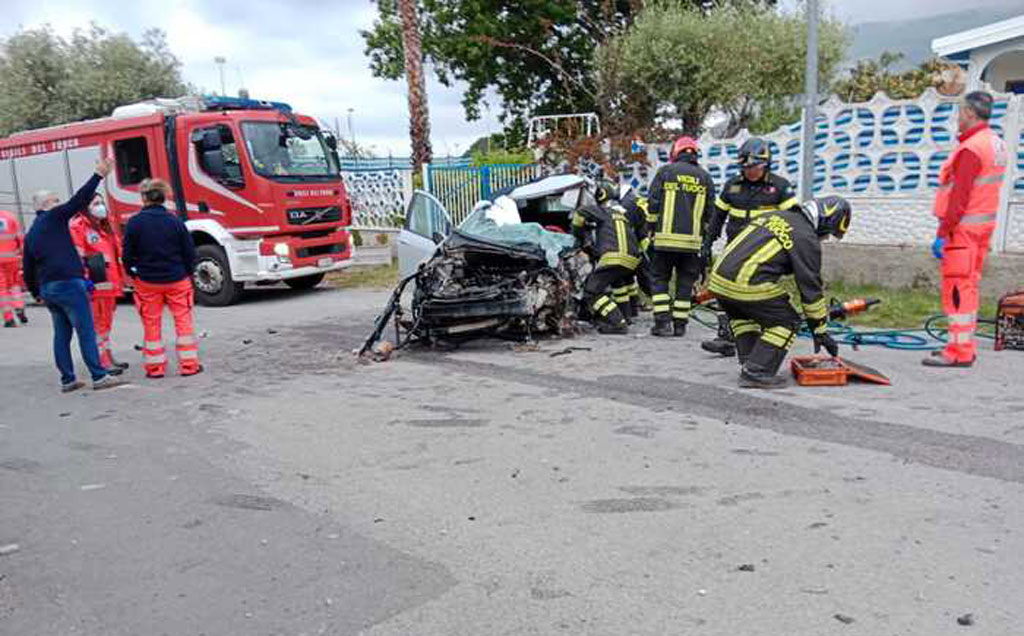 Auto Sbanda E Sbatte Contro Un Muro Nel Vibonese, Muore Giovane - Il ...