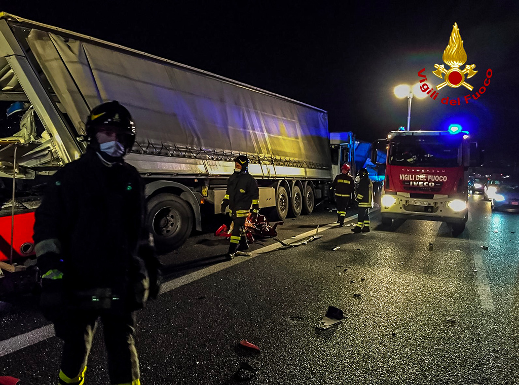 Incidente Stradale Tra Autocarro Ed Autoarticolato Sull'A2 Nel ...