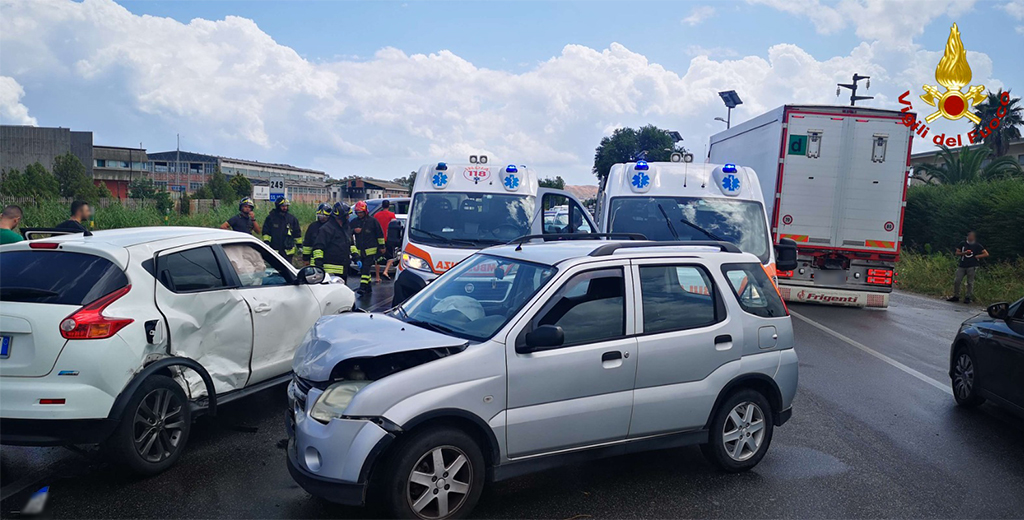 Incidente Stradale A Crotone, Coinvolte Tre Auto: Feriti - Il Lametino.it