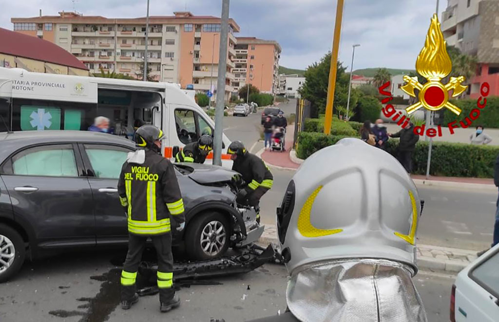 Incidente Stradale, Scontro Tra Due Auto A Crotone: Feriti - Il Lametino.it