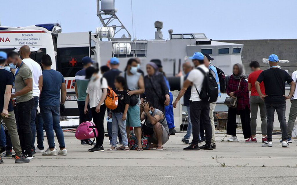 Sbarcati Migranti A Crotone Soccorsi Da Guardia Costiera Il