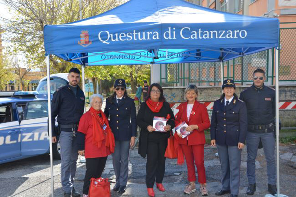 polizia-gornata-violenza-donne-lamezia_ebefa_47f36.jpg